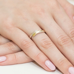 Pierścionek z Brylantami 0,02ct z żółtego złota próby 585. W-0196